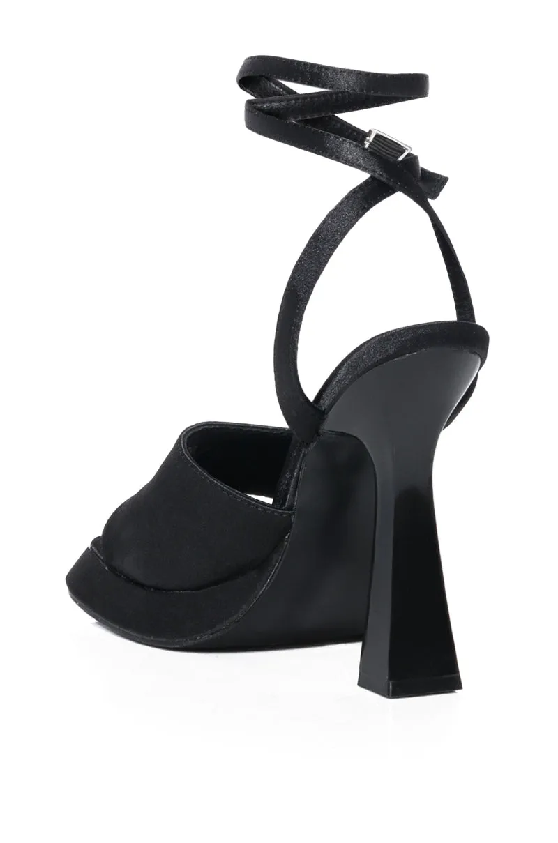 AZALEA WANG MAISHA CHUNKY SANDAL IN BLACK