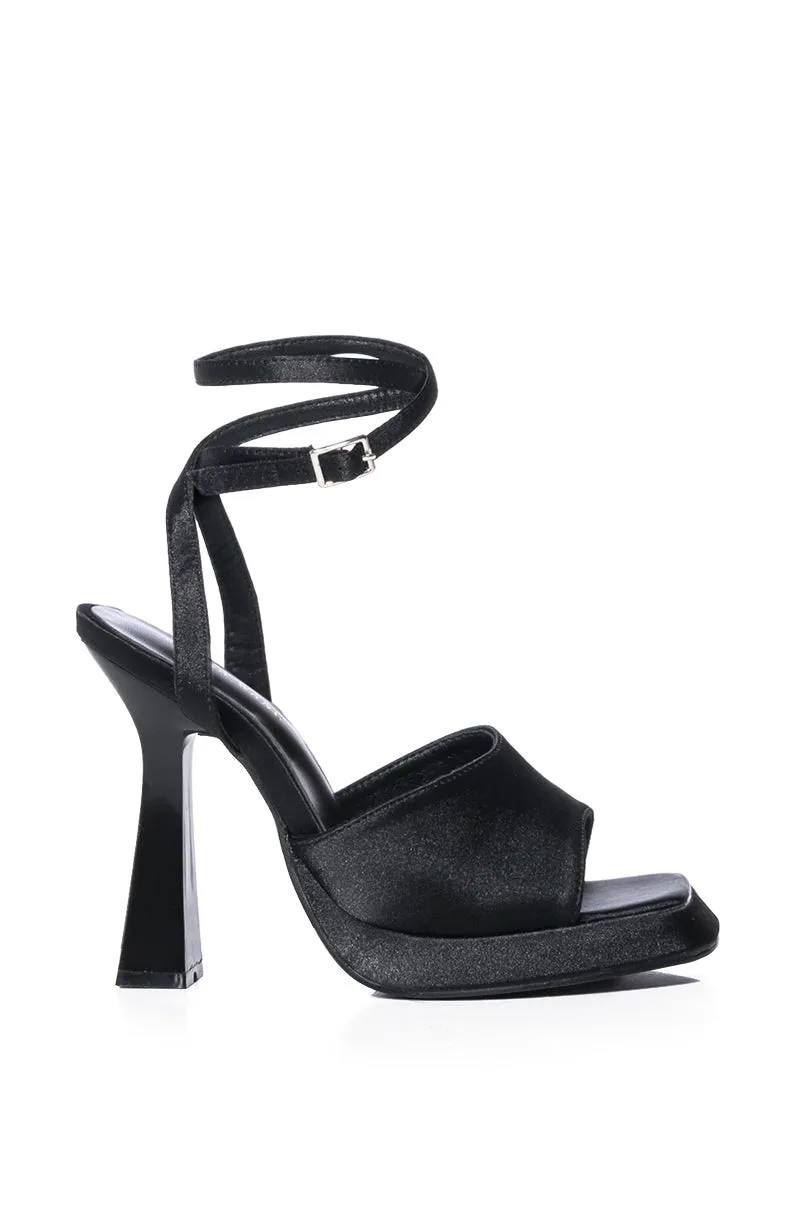 AZALEA WANG MAISHA CHUNKY SANDAL IN BLACK