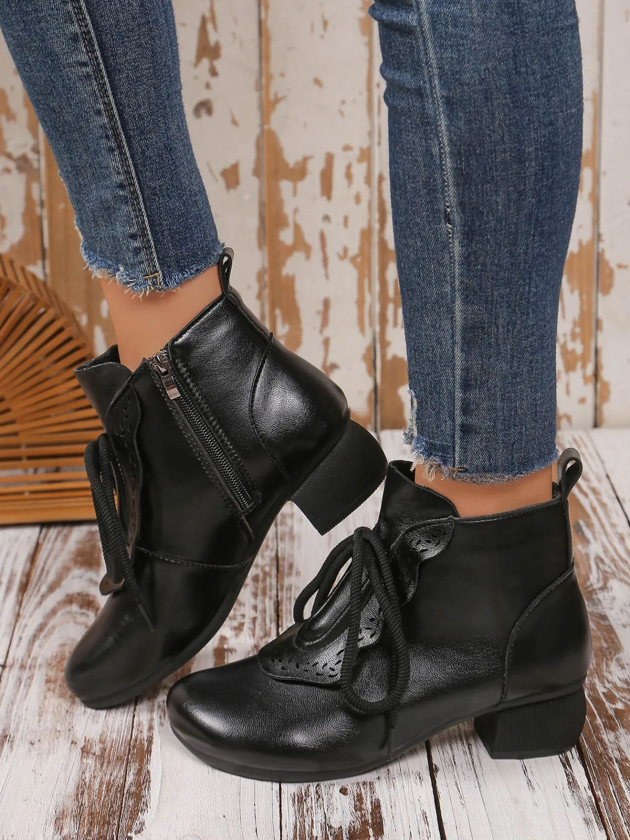 elveswallet Black round toe mid-heeled lace-up ankle boots