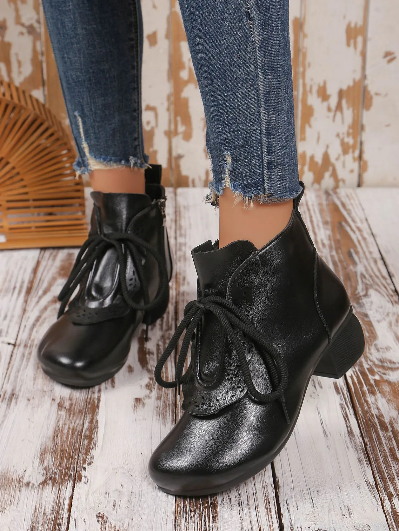 elveswallet Black round toe mid-heeled lace-up ankle boots