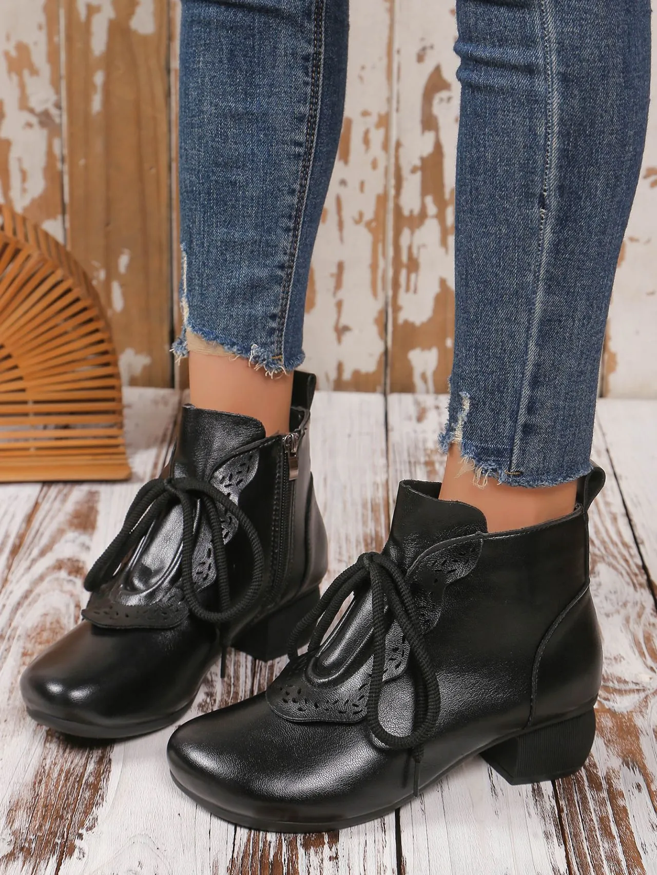 elveswallet Black round toe mid-heeled lace-up ankle boots