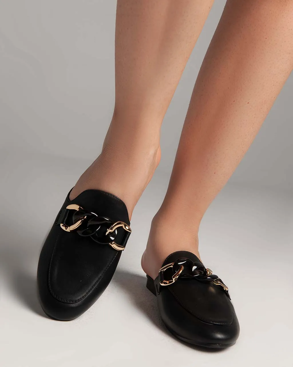 Flat Closed Toe Mules - Slippers - Black