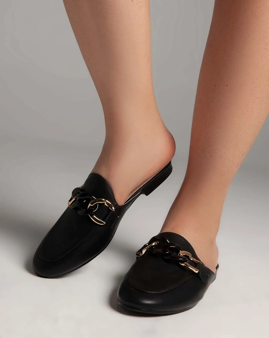 Flat Closed Toe Mules - Slippers - Black